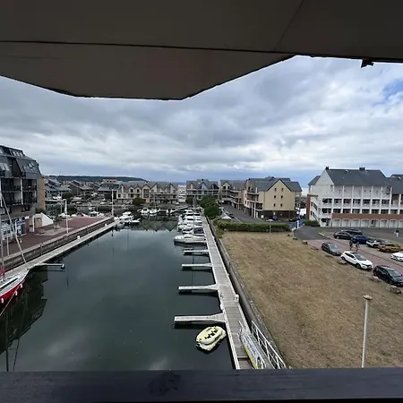 Entier Dans Le Port De Довиль
